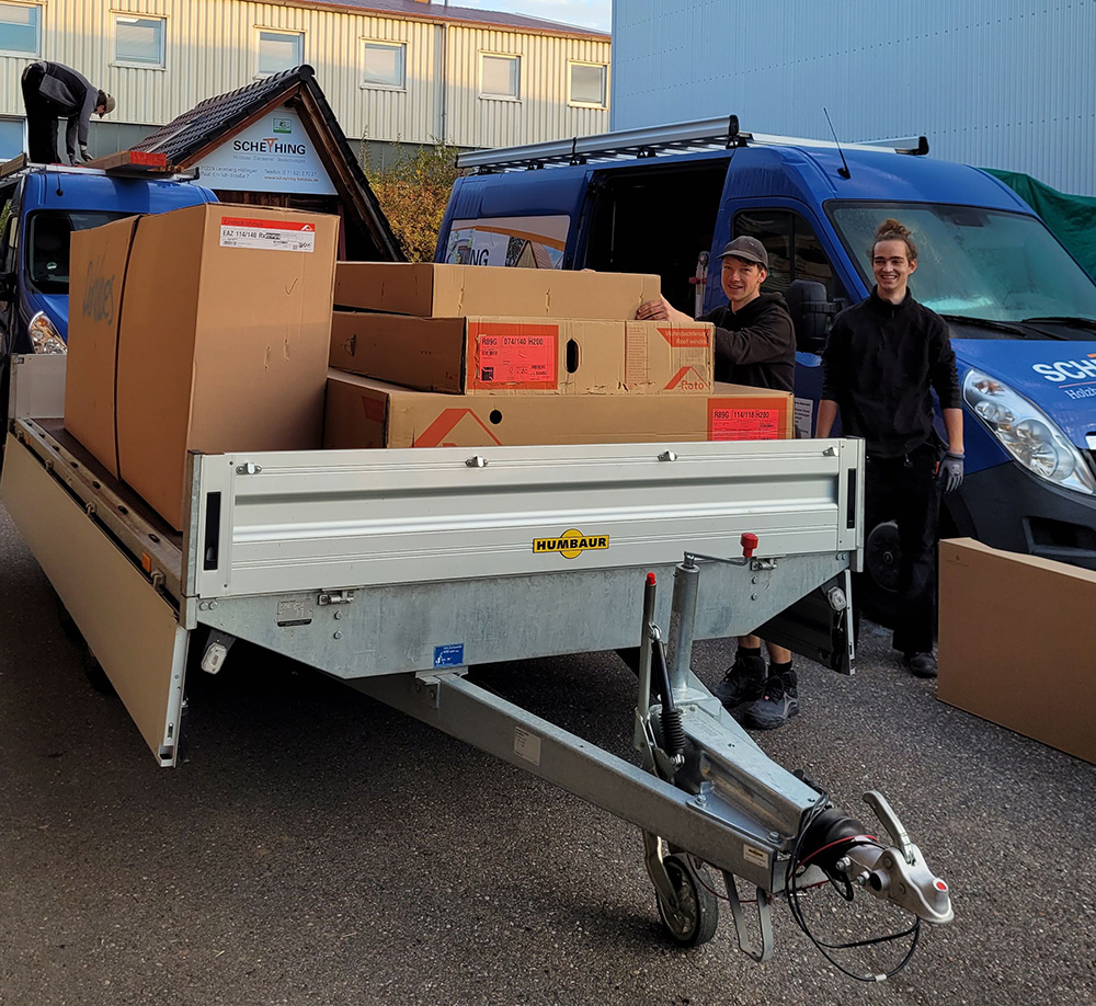 Felix und Tobias mit Fenstern