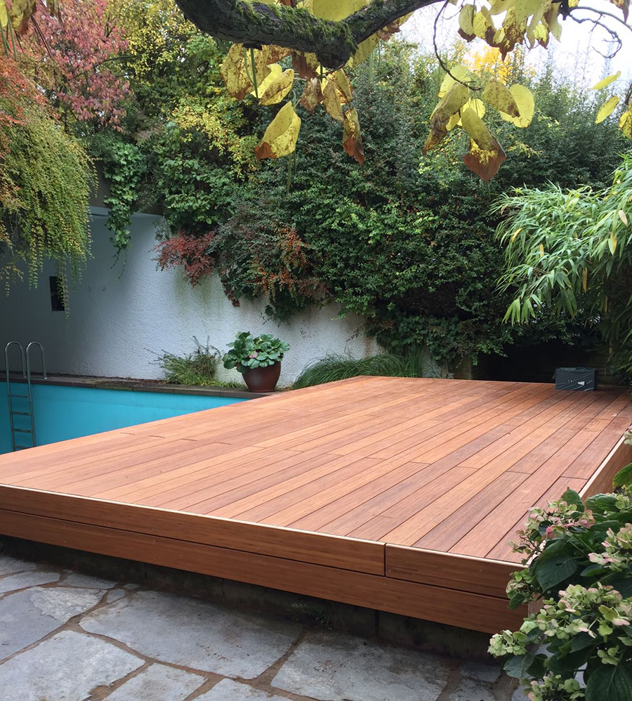 Bambusterrasse über Schwimmbad