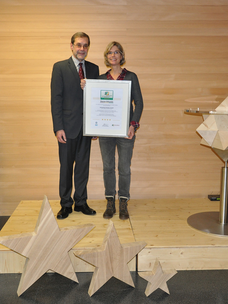 Übergabe der Urkunde mit dem 4-Sterne-Prädikat an Petra Hille
